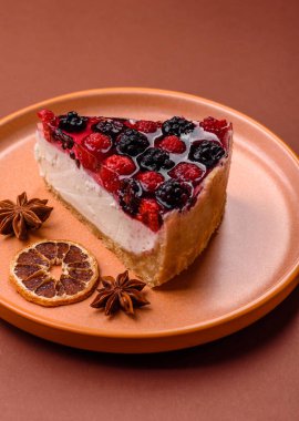 Turta, ahududu, böğürtlen ve mascarpone peynirli cheesecake. Bir parça peynirli kek, çilekli tatlı.