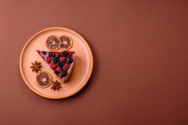 Turta, ahududu, böğürtlen ve mascarpone peynirli cheesecake. Bir parça peynirli kek, çilekli tatlı.