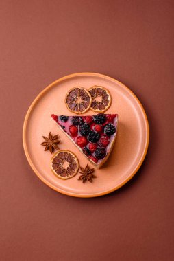 Turta, ahududu, böğürtlen ve mascarpone peynirli cheesecake. Bir parça peynirli kek, çilekli tatlı.