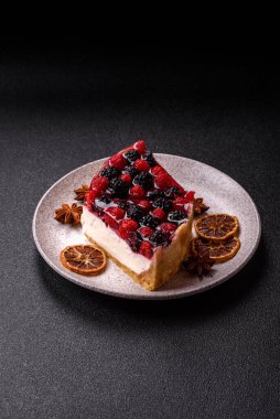 Turta, ahududu, böğürtlen ve mascarpone peynirli cheesecake. Bir parça peynirli kek, çilekli tatlı.