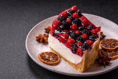 Turta, ahududu, böğürtlen ve mascarpone peynirli cheesecake. Bir parça peynirli kek, çilekli tatlı.