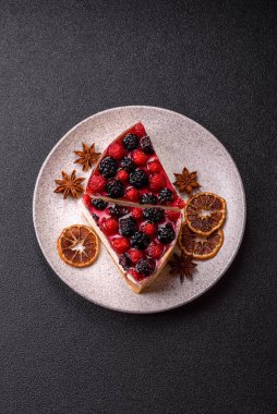 Turta, ahududu, böğürtlen ve mascarpone peynirli cheesecake. Bir parça peynirli kek, çilekli tatlı.