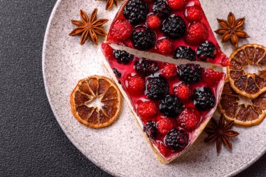 Turta, ahududu, böğürtlen ve mascarpone peynirli cheesecake. Bir parça peynirli kek, çilekli tatlı.