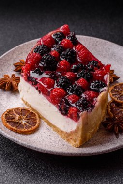 Turta, ahududu, böğürtlen ve mascarpone peynirli cheesecake. Bir parça peynirli kek, çilekli tatlı.