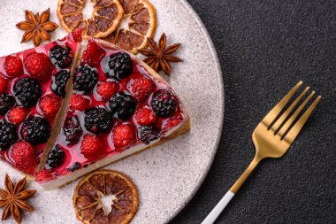 Turta, ahududu, böğürtlen ve mascarpone peynirli cheesecake. Bir parça peynirli kek, çilekli tatlı.