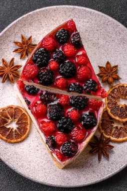 Turta, ahududu, böğürtlen ve mascarpone peynirli cheesecake. Bir parça peynirli kek, çilekli tatlı.