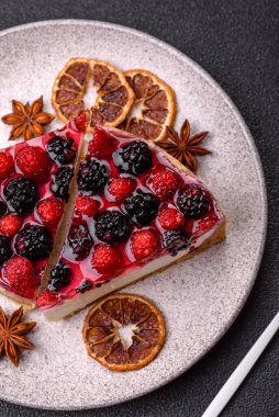 Turta, ahududu, böğürtlen ve mascarpone peynirli cheesecake. Bir parça peynirli kek, çilekli tatlı.