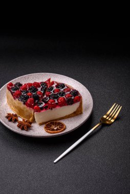 Turta, ahududu, böğürtlen ve mascarpone peynirli cheesecake. Bir parça peynirli kek, çilekli tatlı.