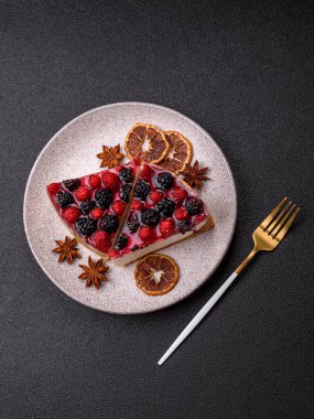 Turta, ahududu, böğürtlen ve mascarpone peynirli cheesecake. Bir parça peynirli kek, çilekli tatlı.