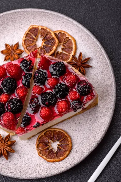 Turta, ahududu, böğürtlen ve mascarpone peynirli cheesecake. Bir parça peynirli kek, çilekli tatlı.