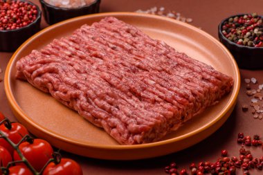 Çiğ et, pirzola ya da köfte yapmak için malzeme. Geçmişin için çiğ et.