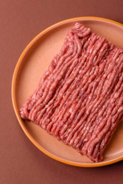 Çiğ et, pirzola ya da köfte yapmak için malzeme. Geçmişin için çiğ et.