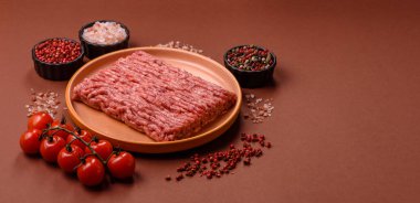 Çiğ et, pirzola ya da köfte yapmak için malzeme. Geçmişin için çiğ et.