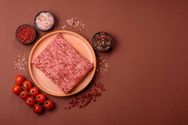 Çiğ et, pirzola ya da köfte yapmak için malzeme. Geçmişin için çiğ et.
