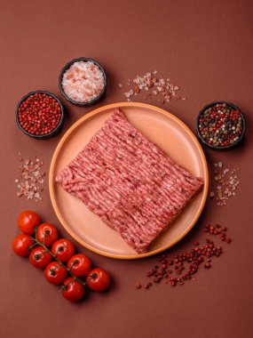 Çiğ et, pirzola ya da köfte yapmak için malzeme. Geçmişin için çiğ et.