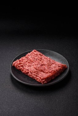 Çiğ et, pirzola ya da köfte yapmak için malzeme. Geçmişin için çiğ et.