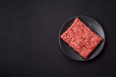 Çiğ et, pirzola ya da köfte yapmak için malzeme. Geçmişin için çiğ et.