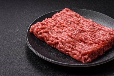 Çiğ et, pirzola ya da köfte yapmak için malzeme. Geçmişin için çiğ et.