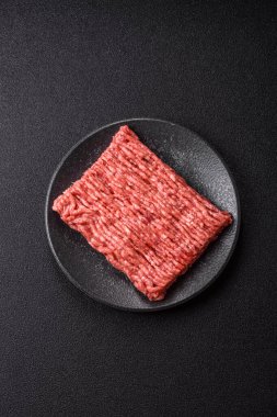 Çiğ et, pirzola ya da köfte yapmak için malzeme. Geçmişin için çiğ et.