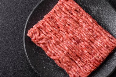 Çiğ et, pirzola ya da köfte yapmak için malzeme. Geçmişin için çiğ et.