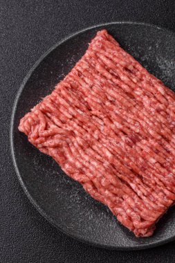 Çiğ et, pirzola ya da köfte yapmak için malzeme. Geçmişin için çiğ et.