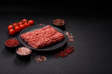 Çiğ et, pirzola ya da köfte yapmak için malzeme. Geçmişin için çiğ et.