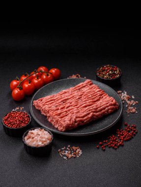 Çiğ et, pirzola ya da köfte yapmak için malzeme. Geçmişin için çiğ et.