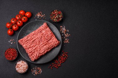 Çiğ et, pirzola ya da köfte yapmak için malzeme. Geçmişin için çiğ et.