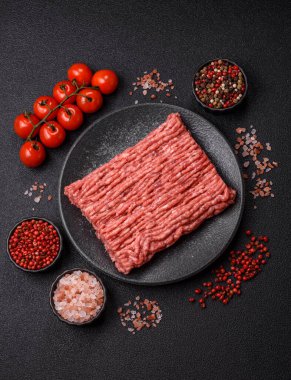 Çiğ et, pirzola ya da köfte yapmak için malzeme. Geçmişin için çiğ et.