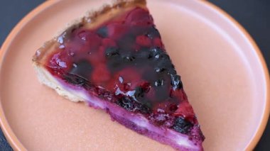 Pasta, mascarpone, ahududu ve böğürtlenli cheesecake. Kremalı, peynirli cheesecake, festival masası için böğürtlen.