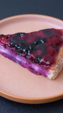 Pasta, mascarpone, ahududu ve böğürtlenli cheesecake. Kremalı, peynirli cheesecake, festival masası için böğürtlen.