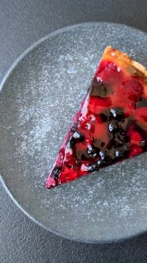 Pasta, mascarpone, ahududu ve böğürtlenli cheesecake. Kremalı, peynirli cheesecake, festival masası için böğürtlen.