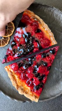Pasta, mascarpone, ahududu ve böğürtlenli cheesecake. Kremalı, peynirli cheesecake, festival masası için böğürtlen.