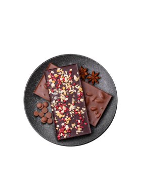 Evde kurutulmuş meyveli çikolatalı bir çikolata. Tasarımınız için arka plan olarak çikolatayı kullanın