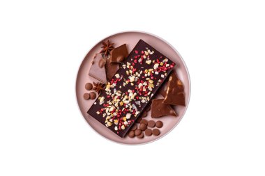 Evde kurutulmuş meyveli çikolatalı bir çikolata. Tasarımınız için arka plan olarak çikolatayı kullanın