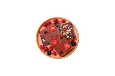 Evde kurutulmuş meyveli çikolatalı bir çikolata. Tasarımınız için arka plan olarak çikolatayı kullanın