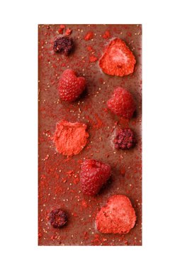 Evde kurutulmuş meyveli çikolatalı bir çikolata. Tasarımınız için arka plan olarak çikolatayı kullanın