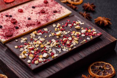 Evde kurutulmuş meyveli çikolatalı bir çikolata. Tasarımınız için arka plan olarak çikolatayı kullanın