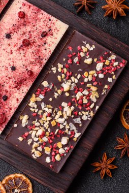 Evde kurutulmuş meyveli çikolatalı bir çikolata. Tasarımınız için arka plan olarak çikolatayı kullanın