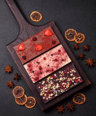 Evde kurutulmuş meyveli çikolatalı bir çikolata. Tasarımınız için arka plan olarak çikolatayı kullanın