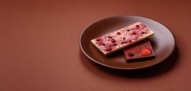 Evde kurutulmuş meyveli çikolatalı bir çikolata. Tasarımınız için arka plan olarak çikolatayı kullanın