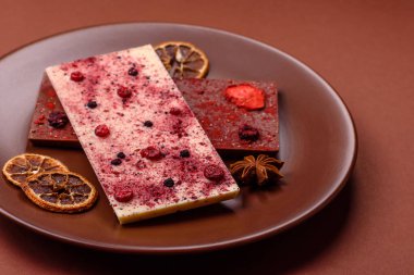 Evde kurutulmuş meyveli çikolatalı bir çikolata. Tasarımınız için arka plan olarak çikolatayı kullanın