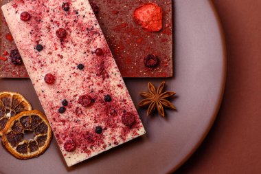 Evde kurutulmuş meyveli çikolatalı bir çikolata. Tasarımınız için arka plan olarak çikolatayı kullanın