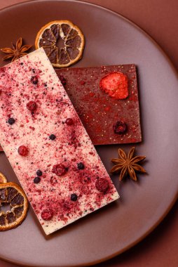 Evde kurutulmuş meyveli çikolatalı bir çikolata. Tasarımınız için arka plan olarak çikolatayı kullanın