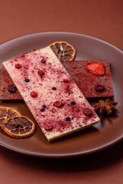 Evde kurutulmuş meyveli çikolatalı bir çikolata. Tasarımınız için arka plan olarak çikolatayı kullanın