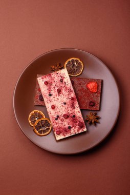 Evde kurutulmuş meyveli çikolatalı bir çikolata. Tasarımınız için arka plan olarak çikolatayı kullanın