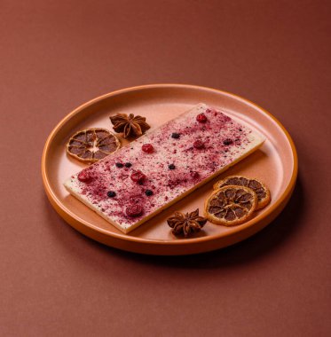 Evde kurutulmuş meyveli çikolatalı bir çikolata. Tasarımınız için arka plan olarak çikolatayı kullanın