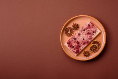 Evde kurutulmuş meyveli çikolatalı bir çikolata. Tasarımınız için arka plan olarak çikolatayı kullanın