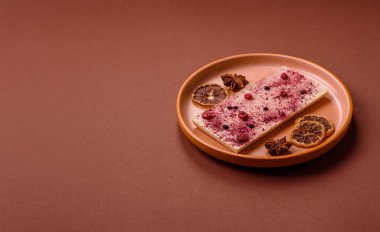 Evde kurutulmuş meyveli çikolatalı bir çikolata. Tasarımınız için arka plan olarak çikolatayı kullanın