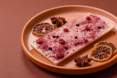 Evde kurutulmuş meyveli çikolatalı bir çikolata. Tasarımınız için arka plan olarak çikolatayı kullanın